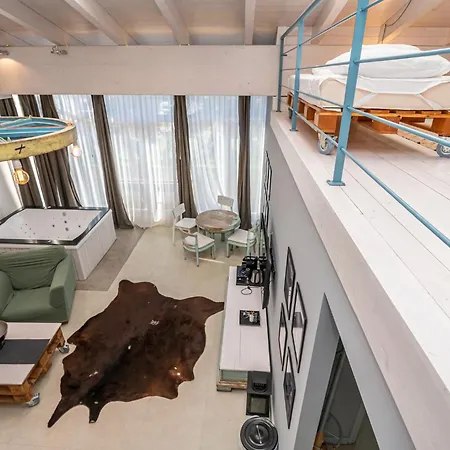 Renegade Hotel 2*