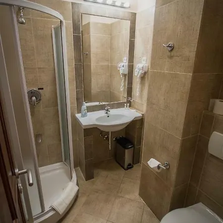 Hotel Renegade 2*